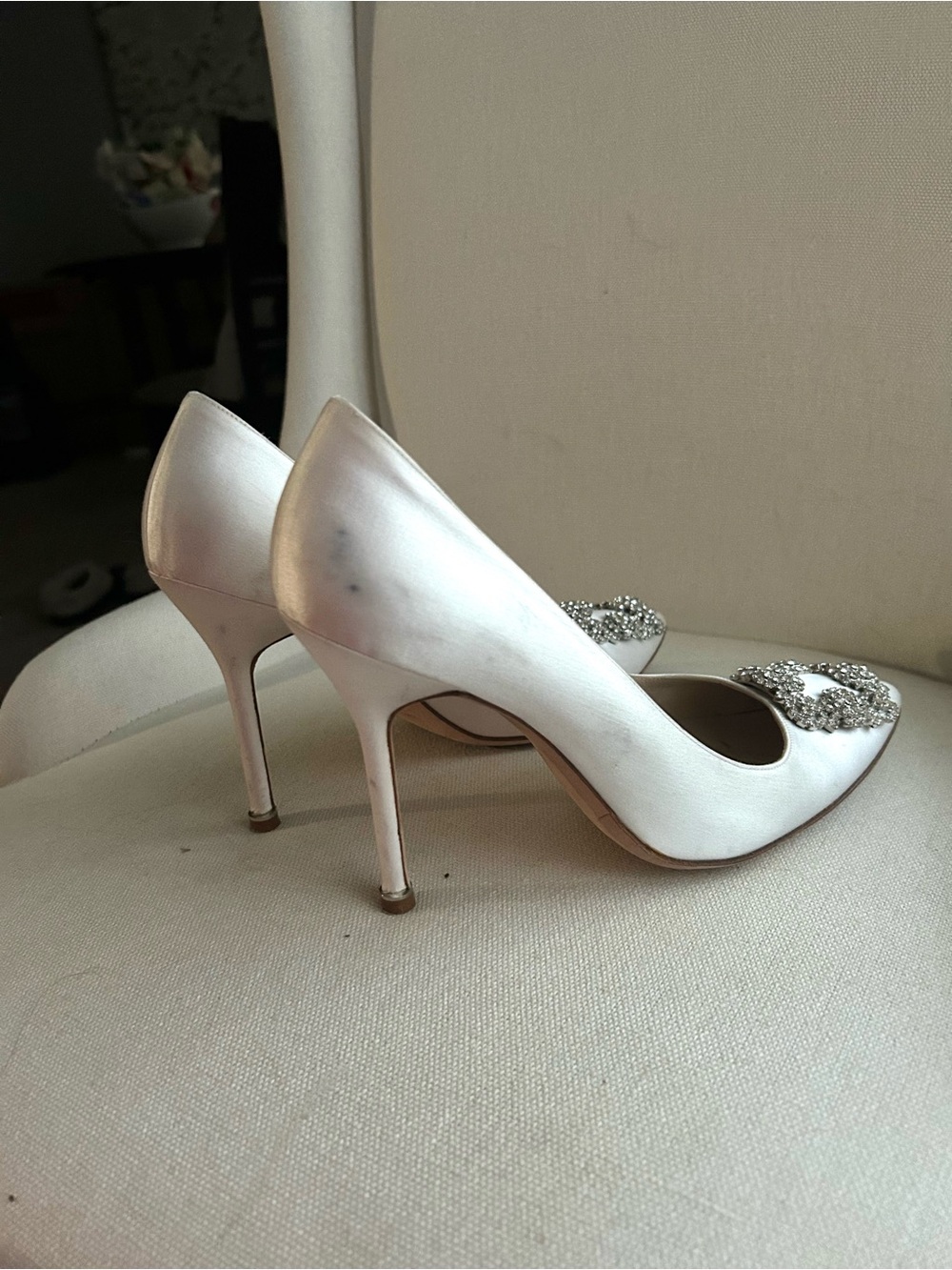 Manolo Blahnik Ivory Satin Pointed Toe Pumps with Crystal Buckle Accent 39.5 - Picture 9 of 11